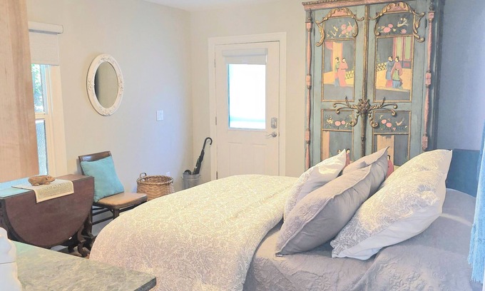 Ashland Cabaña | Delightful 2~bedroom, pet~friendly cottage~Walking distance to everything!