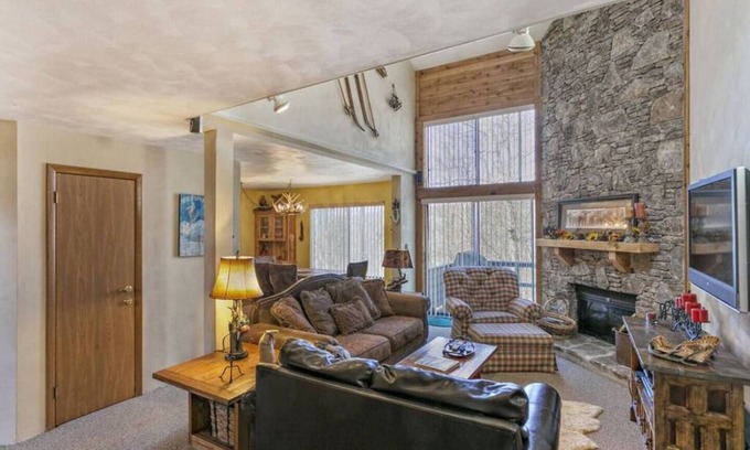 Seven Springs Casa | ESPECTACULAR 2-NIVEL 7 RESORTES CONDOMINIO-SUIZA PUEBLO DE MONTAÑA-3HAB 3BA DORMIR 12