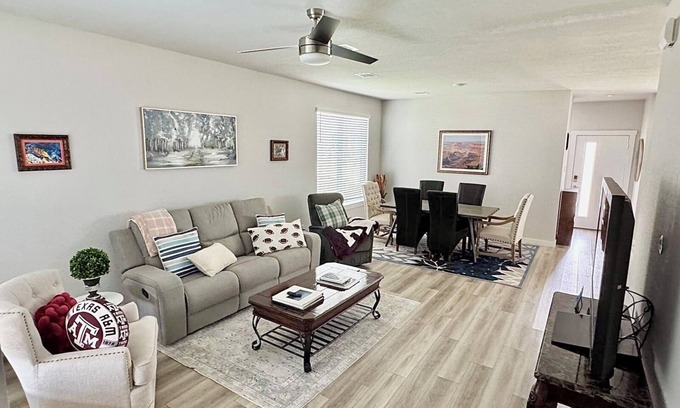 Wellborn Casa | Delightful 3-bedroom house with ping pong table, air hockey, dart board and more