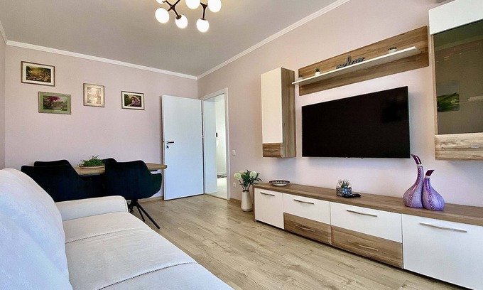Oradea Apartamento | Delightful 3-bedroom apartment with WiFi, AC and Parking in Oradea