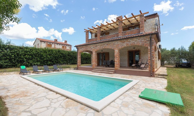 Butkovici Cabaña | Delightful 4-bedroom Cottage & outdoor pool, indoor fireplace, AC, WiFi