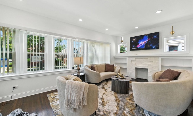 Avalon Park Casa | Delightful 5-bedroom house with AC in vibrant Chicago