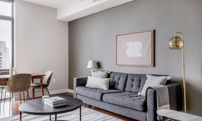 Woodmont Triangle Apartamento | Delightful Bethesda Bainbridge 2BR w/ Rooftop Pool & W/D, nr Dining, by Blueground