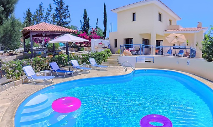 Pegeia Villa | Villa encantadora en Coral Bay, piscina grande, tenis de mesa, área maravillosa