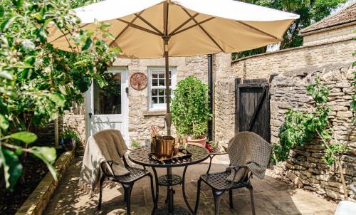 Northleach Casa | Delightful Cotswold Cottage for two, Log Burner, Garden & Dog Friendly