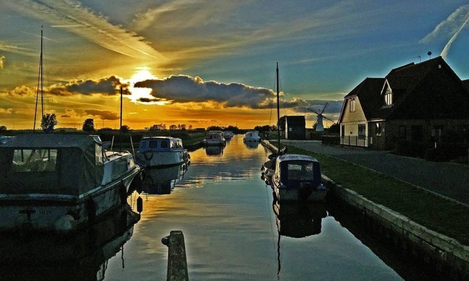 Irstead Cabaña | Encantadora casa de campo en el corazón de Norfolk Broads, capacidad para 4 personas, admite perros