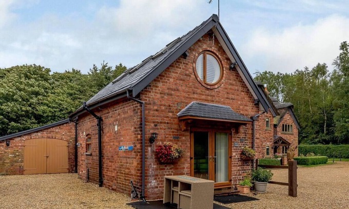 Tatton Park Cabaña | Two bed near Knutsford No Contractors