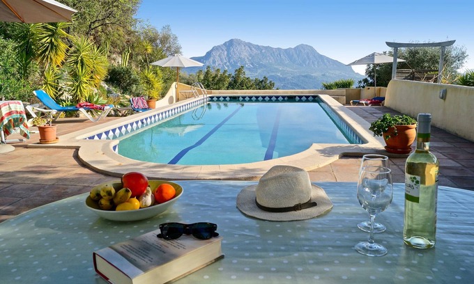 Gaucín Villa | Encantadora casa de campo en 4 acres, gran piscina privada en un entorno pintoresco.