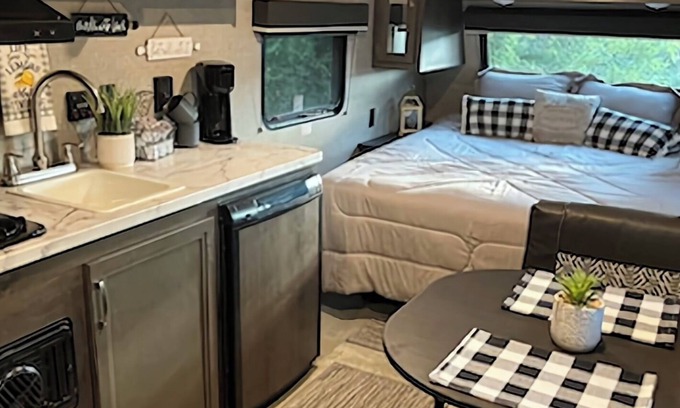 Cottonwood-Verde Village Casa | Delightful Couples Cozy Getaway with 1 bedroom and WiFi, AC in Lovely Cottonwood