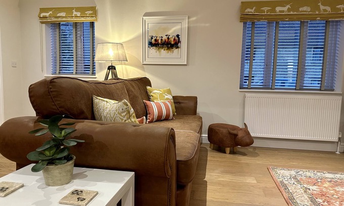 Northleach Cabaña | Delightful detached 2 bedrooms 2 en-suites cottage in the heart of the Cotswolds