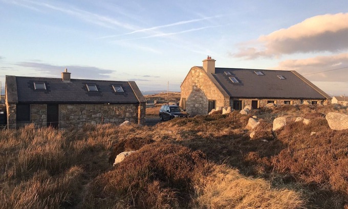 Connemara Casa | Encantadora casa de piedra independiente en 5 hectáreas al lado de la playa Aughrus, vistas panorámicas