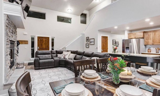 Fir Grove Estates Cabina | Delightful Donnelly Cabin w/ Hot Tub & Great Views