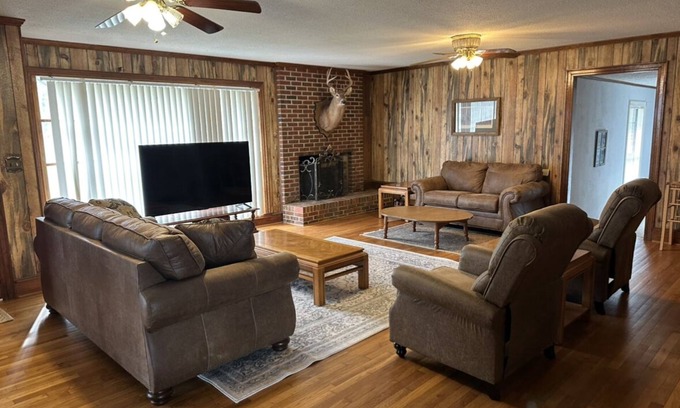 Marshallville Otro | Delightful Farmhouse 4-bedroom 2 full bathrooms located in Marshallville, GA