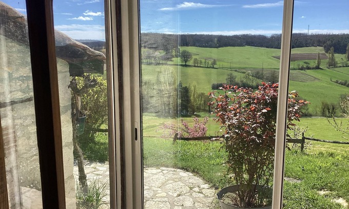 Sainte-Alauzie Cabaña | Delightful single story stone cottage with stunning south face panoramic viewsn