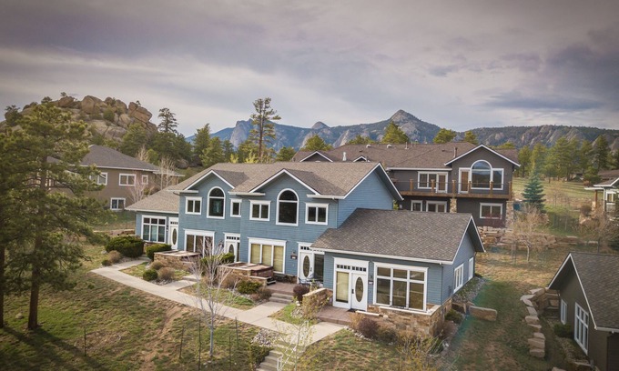 Stanley Hills Condominio | Delightful home complete with fireplace, private hot tub, jetted tub, and views