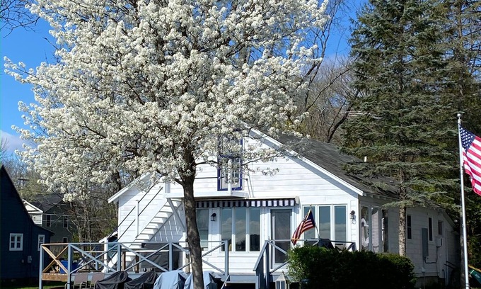 Malta Casa | Delightful home on the shores of Saratoga Lake