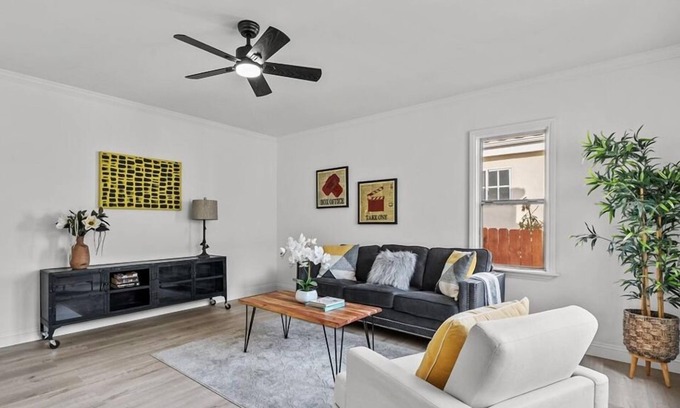 Sawtelle Casa | Delightful house with WiFi in vibrant West Los Angeles