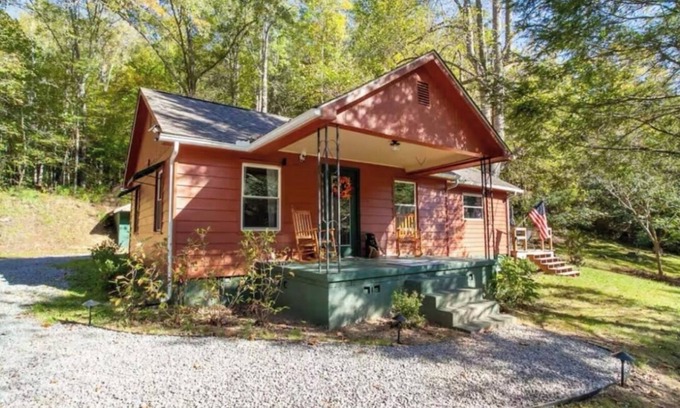 Sevierville Cabina | Delightful Little Bear Cabin with AC in Sevierville - 3 bedrooms available