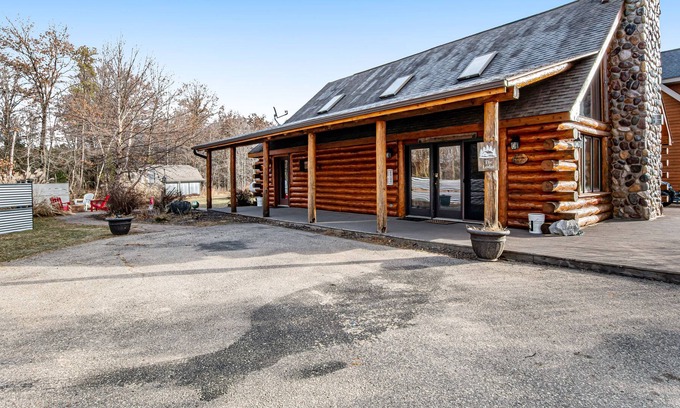 New Lisbon Cabina | Delightful Lofted Cabin W/ Free WiFi, Three Ponds, & Firepit - Dogs Welcome