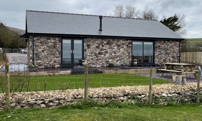 Llanllyfni Cabaña | Delightful modern cottage