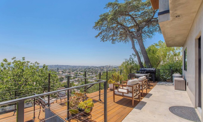 Los Angeles Casa | Delightful One bedroom house with Hillside view in vibrant Los Angeles