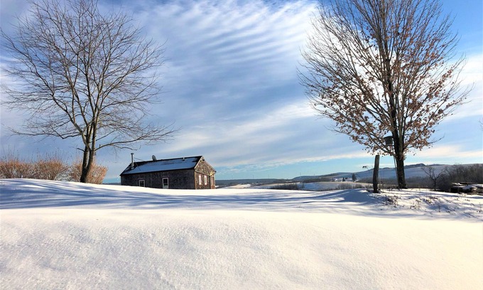 Listie Cabina | Delightful One Bedroom Cabin on Scenic Historic Farm