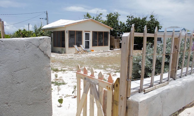 Cockburn Town Cabaña | Encantador, casa de campo frente a la playa tranquila