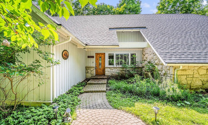 Birchwood Farms Casa | Delightful retreat near the lake - game room with foosball & pool tables