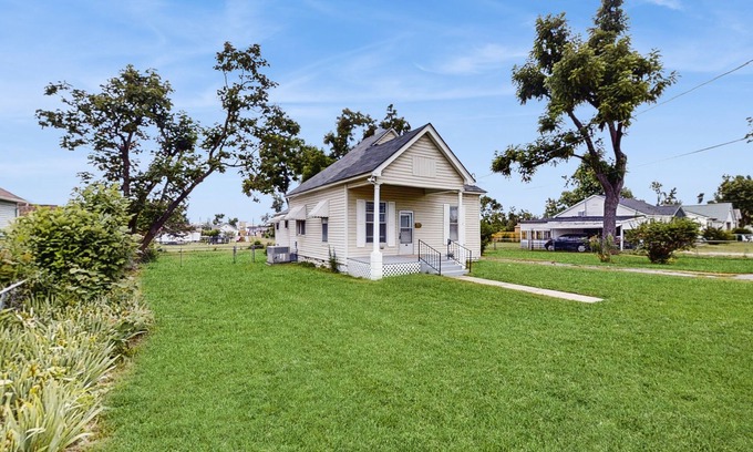 Rogers Casa | Delightful Rogers getaway w/ full kitchen, dog-friendly yard, Wifi, AC & W/D