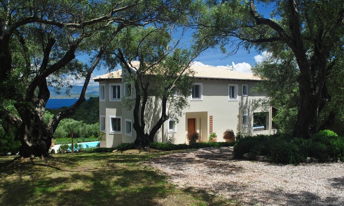 Petaleia Villa | Encantadora villa aislada sobre Avlaki. Fabulosas vistas, piscina privada, A / C Wi-fi