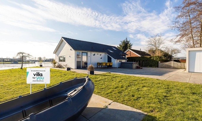 Joure Casa | Delightful spot by the water in Friesland