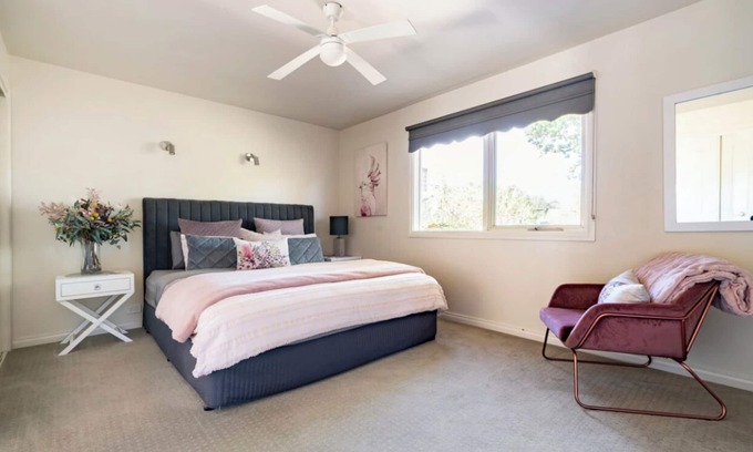 Creswick Casa | Delightfully stays is walking distance to Main Street in a quiet location