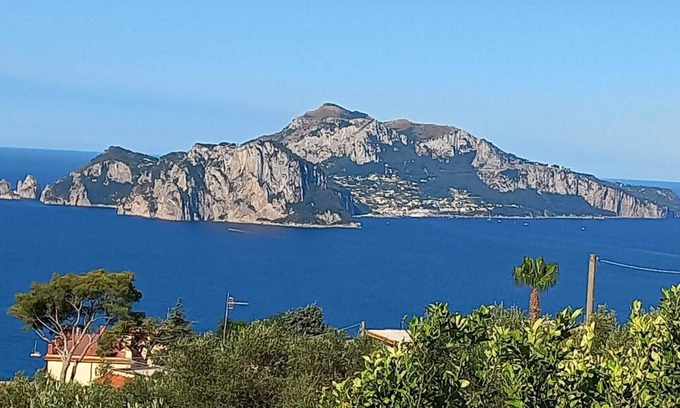 Termini Casa | Delizia Caprese vacation home in Massa Lubrense with garden and Capri view