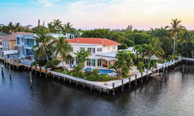 Delray Beach Villa | INTERCOASTAL WATERFRONT HOME: jacuzzi, bicicletas, barbacoa, vista de agua a 160 grados.