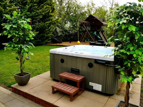 Howlett End Casa | Deluxe 1 Bed Versace Hot Tub Sky TV Cinema Screen