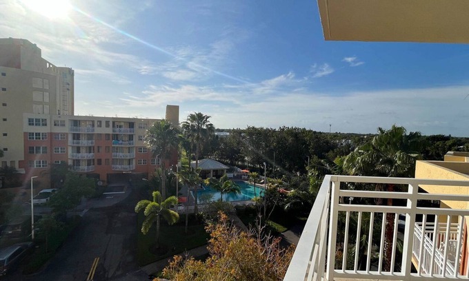 Weston Complejo | Deluxe 1 Bedroom and 1 Bathroom Unit with Full Amenities