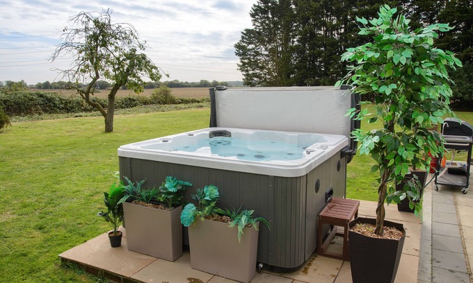 Howlett End Casa | Deluxe 2 Bed Versace Hottub Skytv