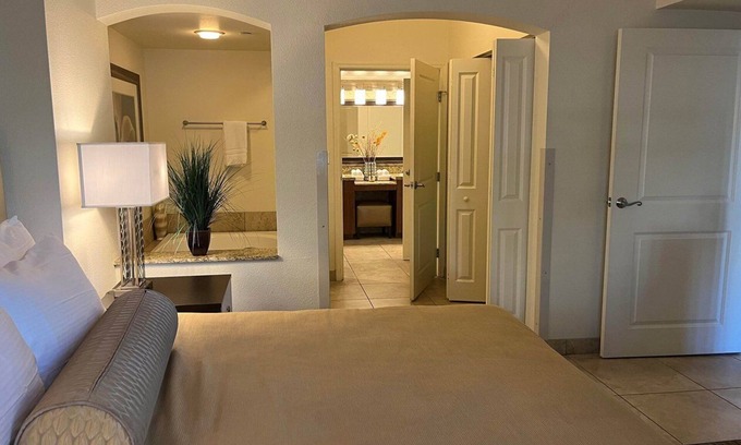 Enterprise Complejo | Deluxe 2 Bedroom and 2 Bathroom Unit with Full Amenities