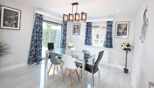 Earley Casa | Deluxe 3 Bedroom 2 Bath House &Parking by CozyNest