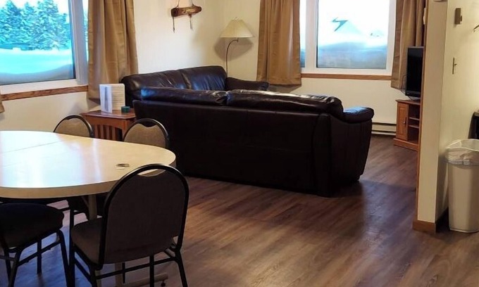 Devils Lake Condominio | Deluxe 3 Bedroom Condo Ground Level 2 Bathroom