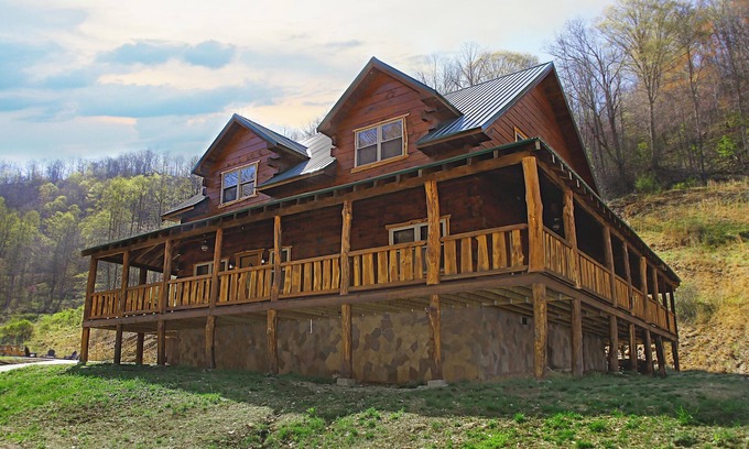 Henlawson Cabina | Deluxe 4 Bedroom 4-1/2 Bath Log Cabin With Theater Room