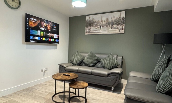 Slough Casa | Deluxe 4 Bedroom House with Free Parking