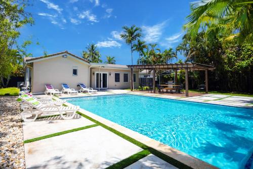 South Lake Villa | Deluxe 5BR & 3BA Villa in Hollywood Lakes near Beach