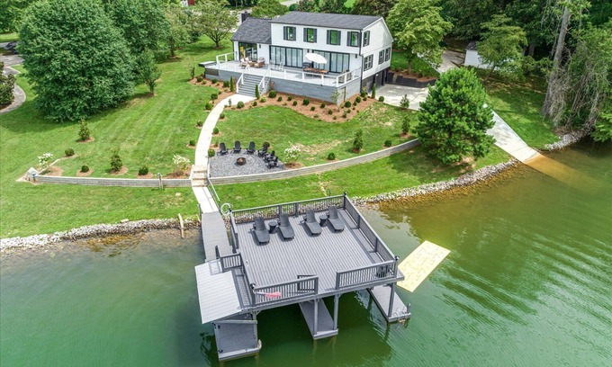 Winchester Casa | Deluxe 5BR Lakefront Home - 2 Docks & Boat Ramp