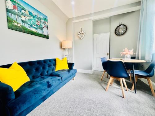 Westcliff-on-Sea Apartamento | Deluxe Apartment in Southend-On-Sea for contractors, workers by Artisan Stays I Weekly or Monthly Stay Offer I Free Parking I Sleeps 5