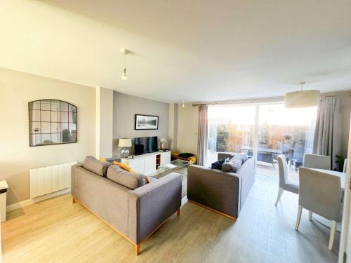 Saint Paul's Casa | Deluxe Apartment near Cabot Circus w Parking sleeps 5