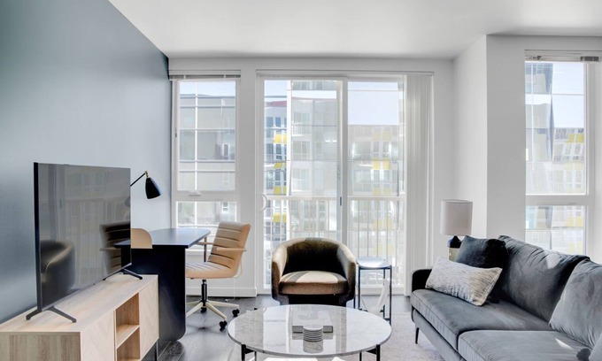 Wilburton Apartamento | Deluxe Bellevue 1BR w/ Gym & W/D, near Spring District, by Blueground