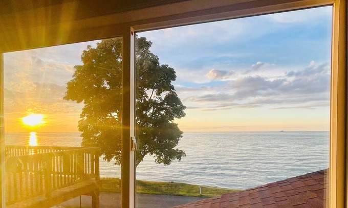 Sheffield Lake Apartamento | Deluxe Best Lake view and Pool