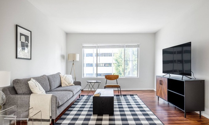 Beverly Hills Apartamento | Deluxe Beverly Hills 1BR, Pool, near Beverly Center, by Blueground