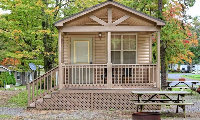 Spring Mills Cabina | Deluxe Cabin 69 w/ 4 Beds